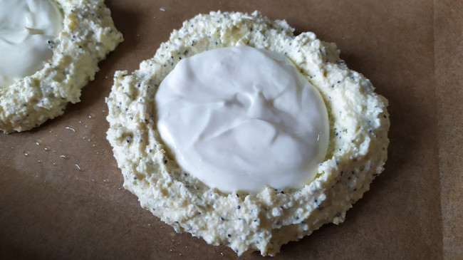 Фото шага рецепта Творожные ватрушки с абрикосом 189427 шаг 7