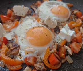 Фотография рецепта Шакшука с шампиньонами и сербской брынзой