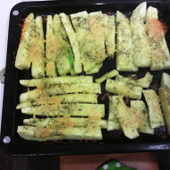 Кабачки, запеченные с сыром и пряными травами