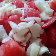 Печеный красный перец с розовыми помидорами и луком по-болгарски