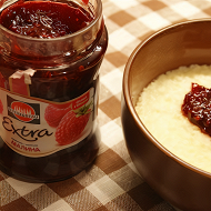Пшенная каша с малиновым джемом