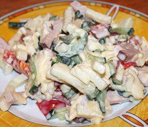 Фотография рецепта Салат с сыром, яблоком и ветчиной