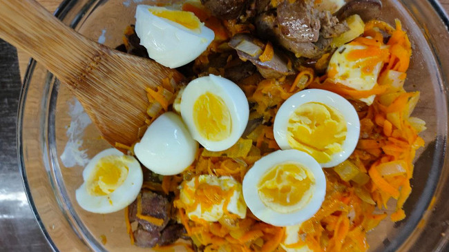 Фото шага рецепта Паштет из куриной печени с овощами и яйцами 174830 шаг 13