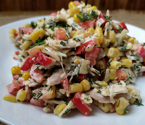 Фотография рецепта Салат с курицей, кукурузой и болгарским перцем