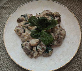 Фотография рецепта Куриные сердечки с шампиньонами и шпинатом