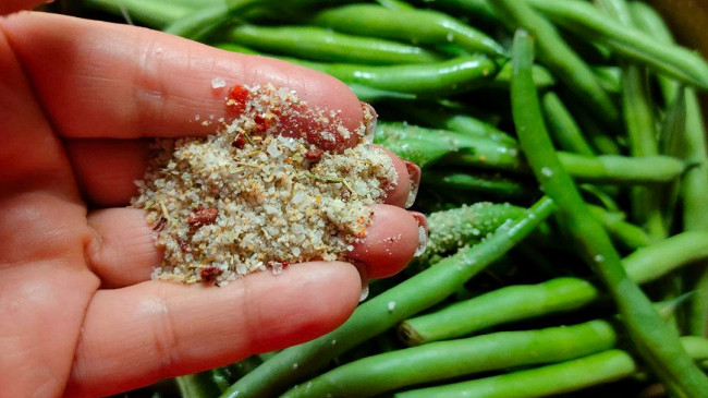 Фото шага рецепта Домашняя курица запеченная с яблоками и гарниром из зеленой фасоли 189448 шаг 11