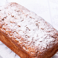 Кекс с кленовым сиропом и яблоками