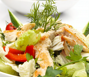 Фотография рецепта Салат из курицы с цикорием, помидорами-черри, сыром и грецкими орехами