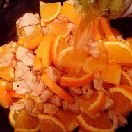 Курица с апельсинами и оливками