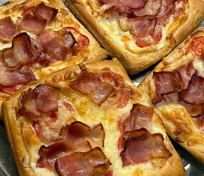 Фотография рецепта Мини пиццы с беконом и коктейльными томатами