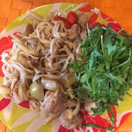 Индейка с яблоками и луком