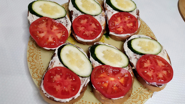 Фото шага рецепта Самые вкусные бутерброды со шпротами 188114 шаг 10
