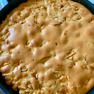 Шарлотка яблочная со сливочным маслом