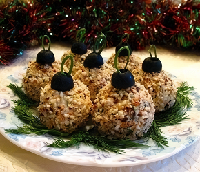 Фотография рецепта Закуска из курицы с чесноком, майонезом и грецкими орехами «Елочные шары»