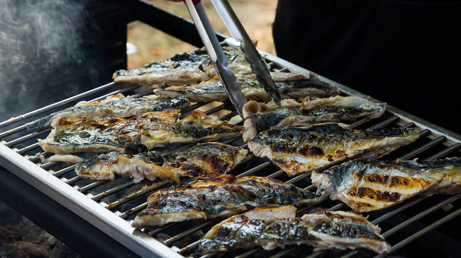 Фото шага рецепта Скумбрия на мангале 152627 шаг 9