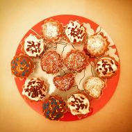 Шоколадные маффины с шоколадом и орешками