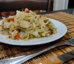 Фотография рецепта Капуста, тушенная с помидором, перцем и молодым горошком