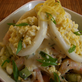 Фотография рецепта Салат из кальмаров и креветок с огурцом в лимонно-сметанном полушубке автор КУЛИНАРНАДОМНИК