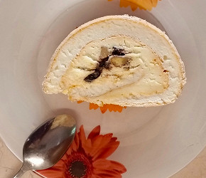 Фотография рецепта Меренговый рулет с черносливом и грецкими орехами