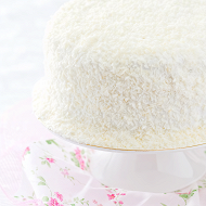 Розовый торт с клубникой, белым шоколадом и маскарпоне