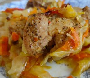 Фотография рецепта Свинина с капустой, морковью и помидорами в духовке