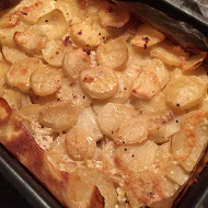 Запеченный картофель в сливках и чесноке (Gratin dauphinoise)
