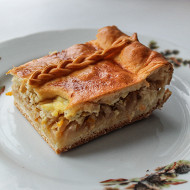 Пирог с капустой, луком-пореем и яйцом