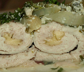 Фотография рецепта Куриные рулеты с сыром, запеченные с луком, зеленью и сливками