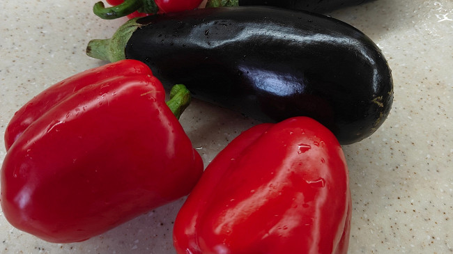 Фото шага рецепта Салат с курицей, печеными баклажанами, перцем и руколой 175489 шаг 1