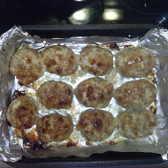 Мясные зразы с яйцом и пряным соусом
