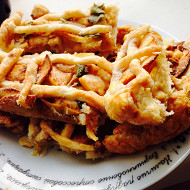 Яблочный пирог-решетка с апельсиновой цедрой и свежей мелиссой