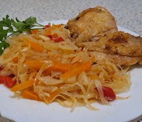 Фотография рецепта Запеченные куриные бедра с капустой в духовке