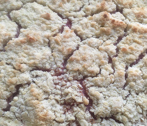 Фотография рецепта Творожный пирог с малиной и ананасами