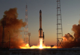 Ракету «Протон-М» с двумя спутниками связи установили на стартовый стол Байконура