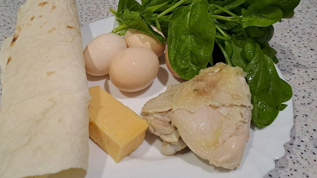 Фото шага рецепта Быстрый завтрак из лаваша и яиц, со шпинатом и куриным мясом 189376 шаг 1