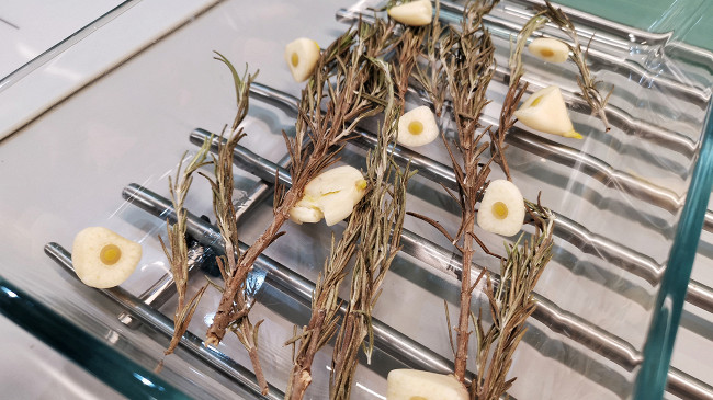 Фото шага рецепта Ароматная утиная грудка с розмарином и помидорами 140866 шаг 7