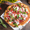 Фотография рецепта Пицца с клубникой, страчателлой и базиликом автор Zotman Pizza Pie Менеджер