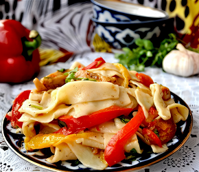 Фотография рецепта Салат с домашней лапшой и курицей