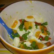 Салат с яйцом, черри и зеленым луком