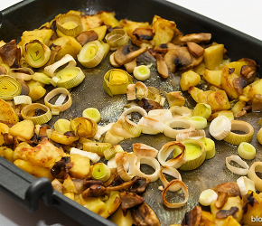 Фотография рецепта Печеная камбала с грибами и картофелем в вине