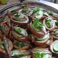 Бутерброды со шпротами и огурцом