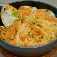 Пикантный хлеб с чесноком, луком и зеленью