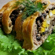 Мясной рулет с грибами и сыром в слоеном тесте