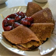 Банановые блинчики с клубничным соусом