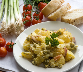 Фотография рецепта Картофельный салат с горошком и кинзой