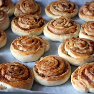 Булочки с корицей и изюмом