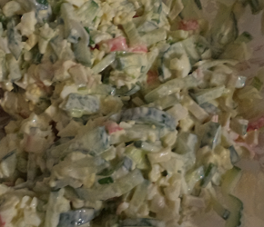 Фотография рецепта Салат с крабовыми палочками, огурцами и зеленым луком