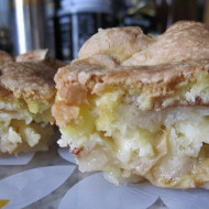 Шарлотка с корицей и яблоками