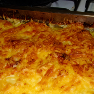 Мясо с картофелем, луком и сыром