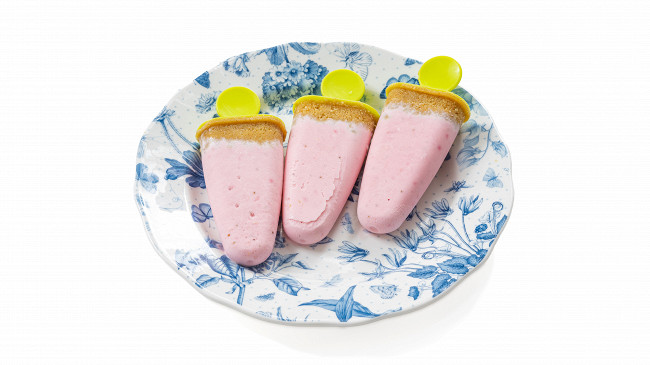 Фото шага рецепта Клубничное мороженое-чизкейк на палочке (popsicle) 186534 шаг 10